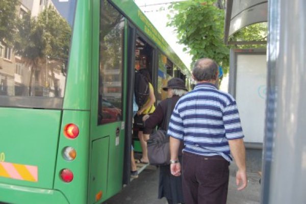Cinci hoţi au tăbărât pe un bărbat, pentru... 14 lei!